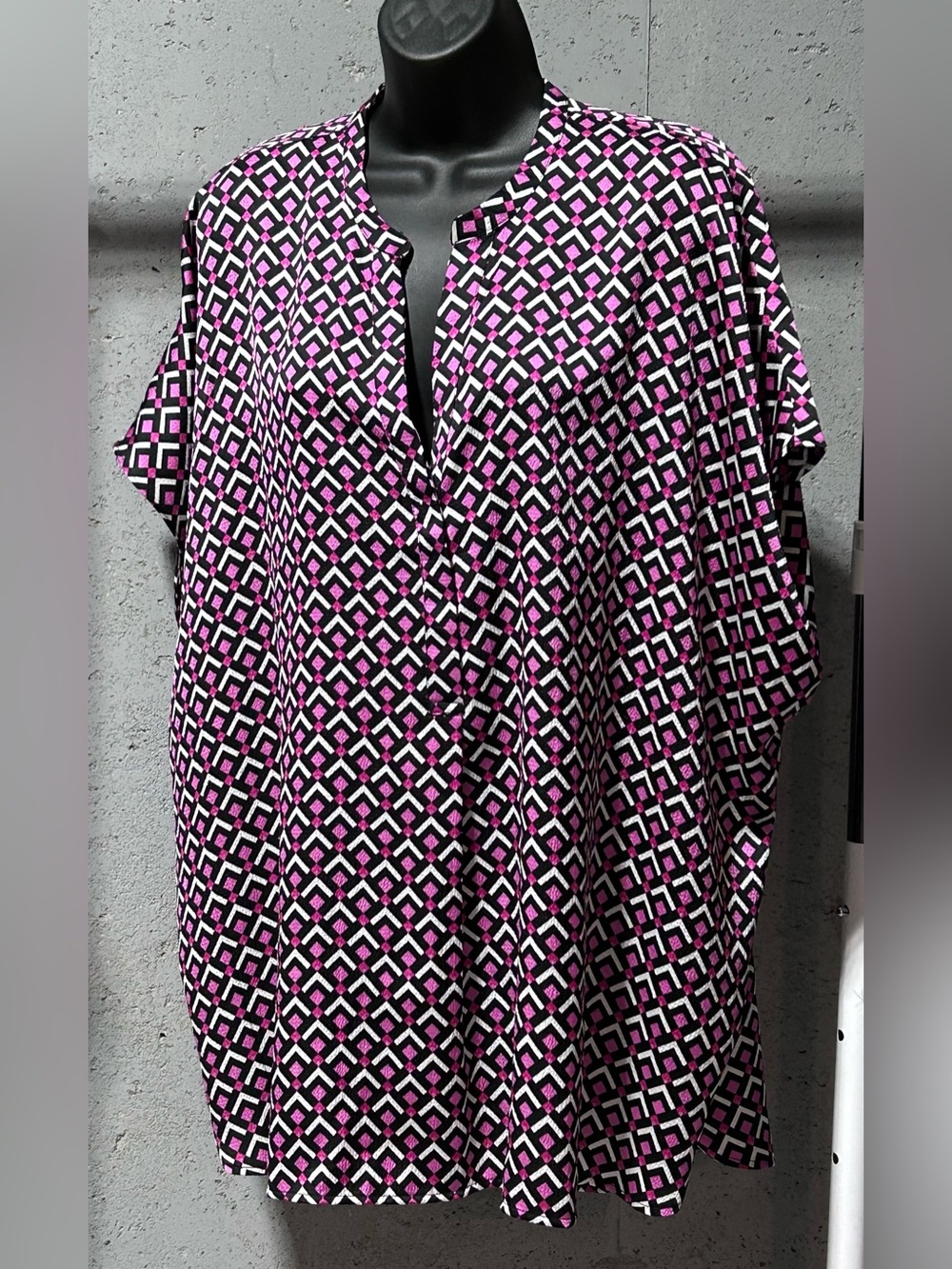 Sz 22/24 Lane Bryant Black and Pink Geometric Print Tunic